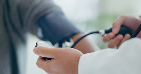 医生、患者和带血压计的手，用于医疗咨询