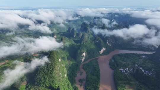 云海中的喀斯特山峰