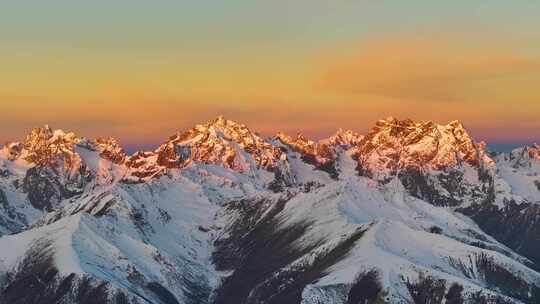 航拍雪山日照金山