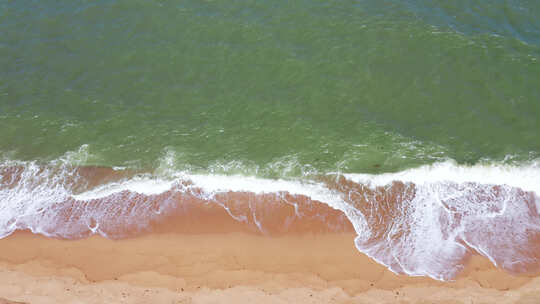 航拍波浪海浪拍打沙滩