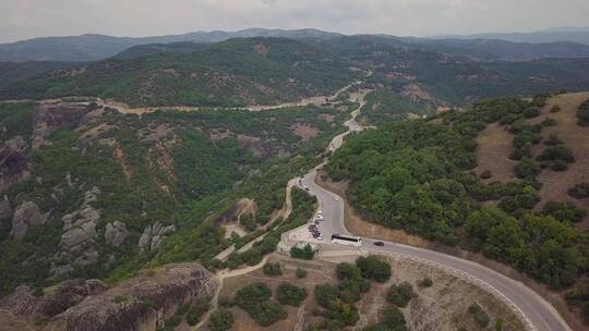 航拍山路上行驶的汽车