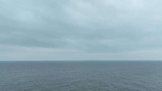 阴天大海航拍海面飞行海平面飞越大海下雨天