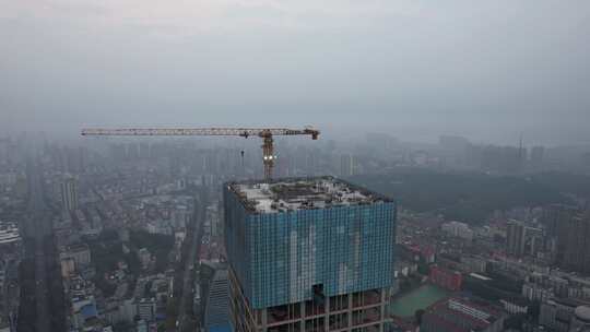 城市高楼建筑封顶施工航拍