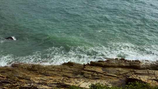 海浪撞击岩石