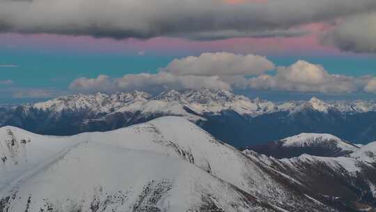 航拍雪山日照金山