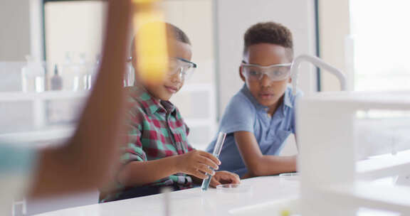 化学课上快乐的非裔美国男孩戴眼镜的视频