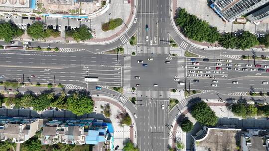 俯拍城市十字路交车辆行驶