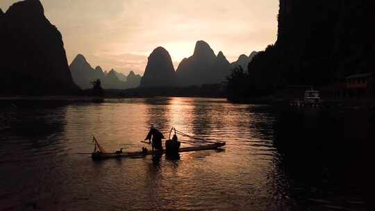 桂林山水渔民抻着竹筏