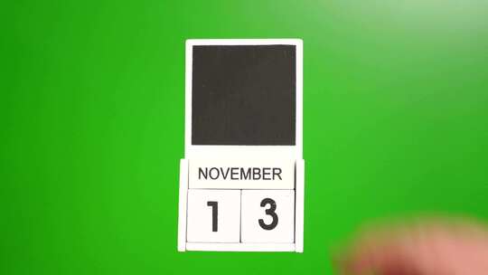 11.绿色背景上日期为11月13日的日历