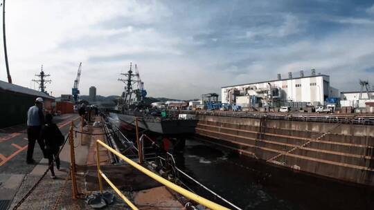 美国海军准备离开码头
