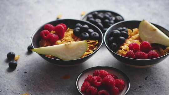 陶瓷碗中的蓝莓和梨水果视频素材模板下载