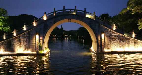 航拍杭州湘湖石拱桥夜景