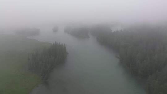 航拍夏季晨雾中的新疆喀纳斯神仙湾