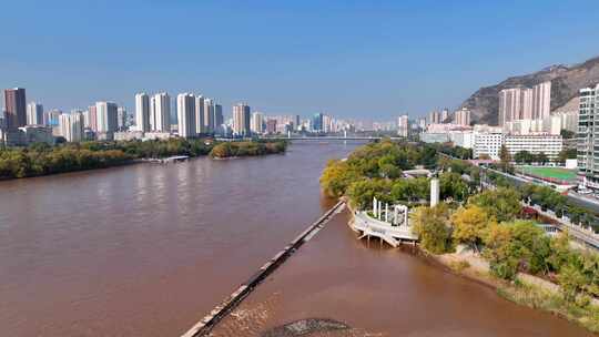 城市黄河秋景