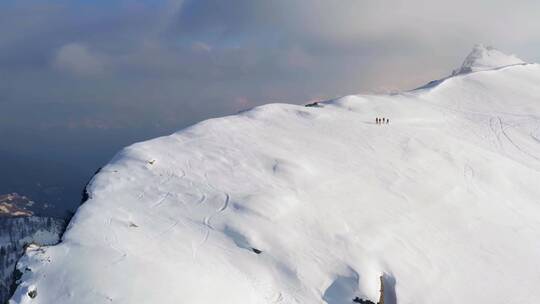 攀登雪山团队励志登山