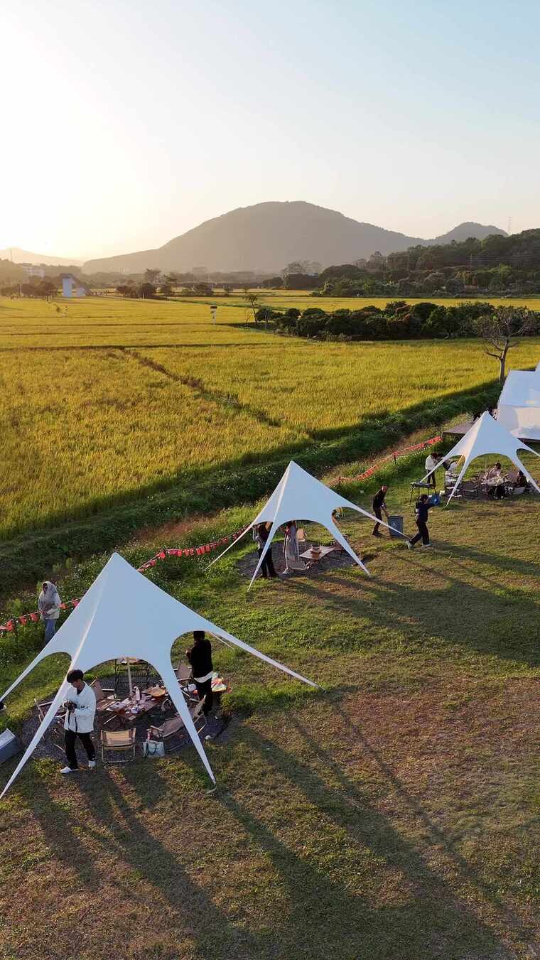 田野边户外露营场景