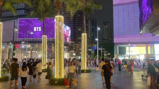 夜晚繁华商业街人群涌动的热闹景象