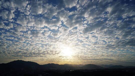 夕阳天空云朵延时傍晚乡村日落阳光穿过云层