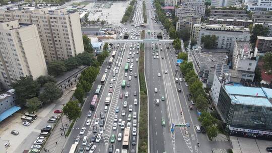 航拍郑州城市拥堵交通车辆行驶