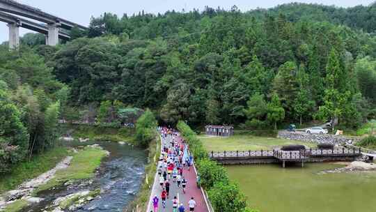 越野跑步比赛开跑航拍体育运动视频山地户外