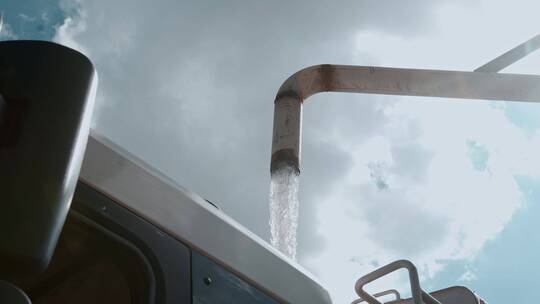 污水处理厂视频中水运输车接水过程