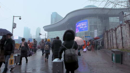 武汉火车站雨天旅客人流 加速