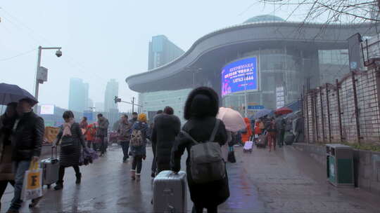 武汉火车站雨天旅客人流 加速视频素材模板下载