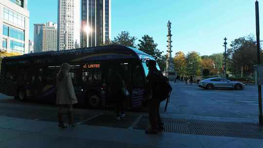 美女等公交车纽约中央公园