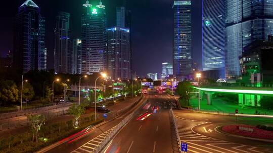 上海一条道路上夜间的快速交通