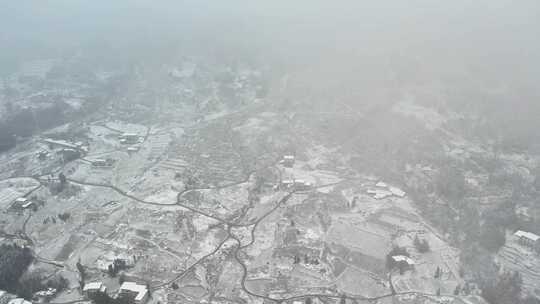 大自然寒潮冬天下雪的村庄田野航拍风景