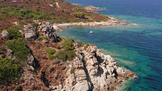 白石山鸟瞰图，干旱植被沙滩波浪压在沙滩上