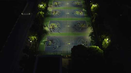 航拍夜晚的篮球场