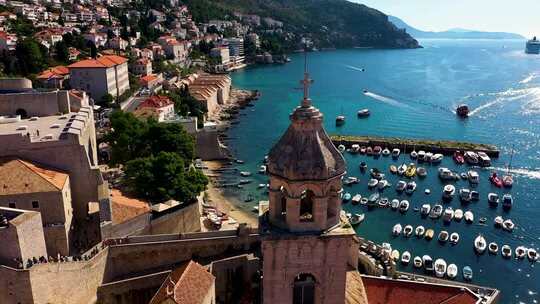 欧洲克罗地亚杜布罗夫尼克古城欧洲航拍船