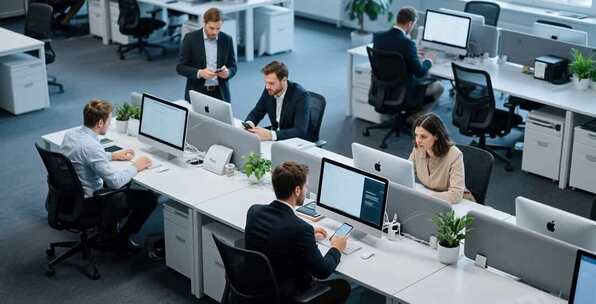 办公室内商务人士办公场景