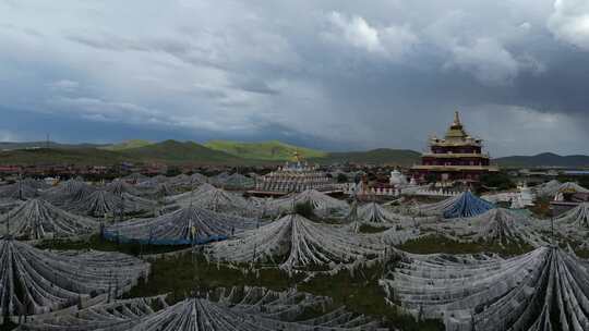 草原上的经幡与寺庙风景