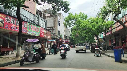 疫情影响城市道路行人车少