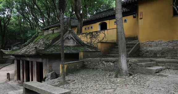 幽静的寺院庭院