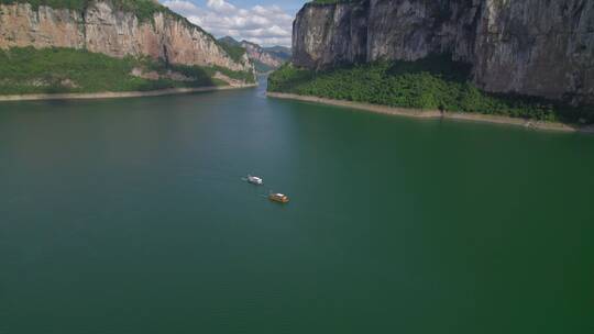 乌江湖面游船长镜头