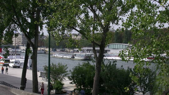 船只在巴黎塞纳河行驶