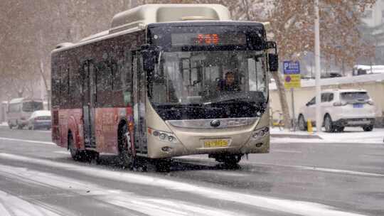 大雪暴雪天气里的公交车