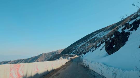 云南山区冬季积雪山路残雪视频视频素材模板下载