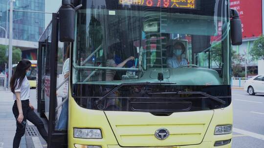 公交车城市交通绿色出行视频素材模板下载