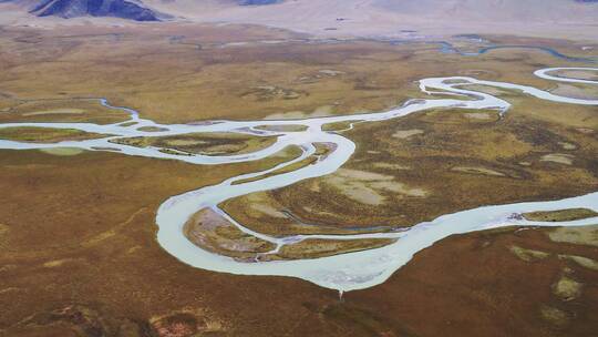 新疆巴音布鲁克草原上的河流视频素材模板下载