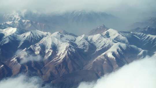 云层下的雪山