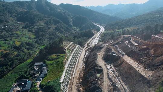 公路视频建设初期穿越山区的高速公路工地