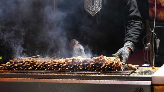 烤串师傅正在烤制大量羊肉串