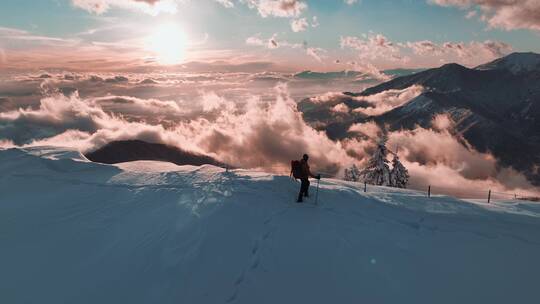 滑雪者站在雪山之巅