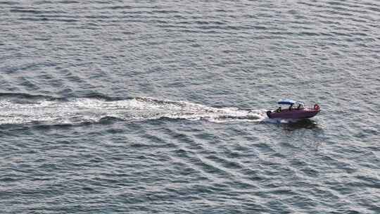 航拍威海双岛湾海面上航行的快艇
