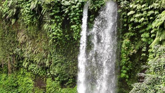 这个瀑布叫仙丹吉尔。