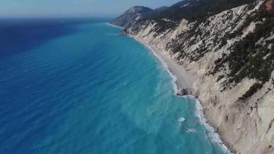 莱夫卡达海岸线的空中电影镜头与美丽的绿松石水在Egremni流行